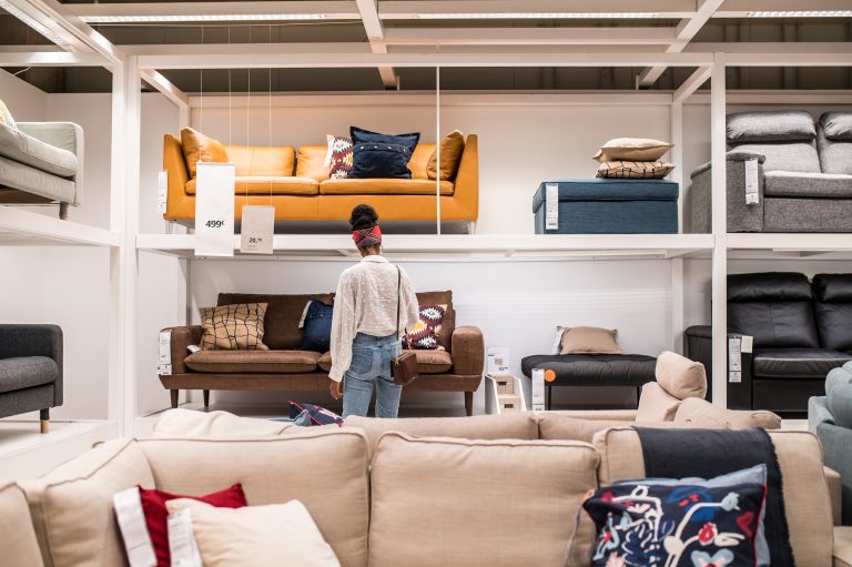 Detalle de una usuaria en una tienda de Ikea mirando sofás