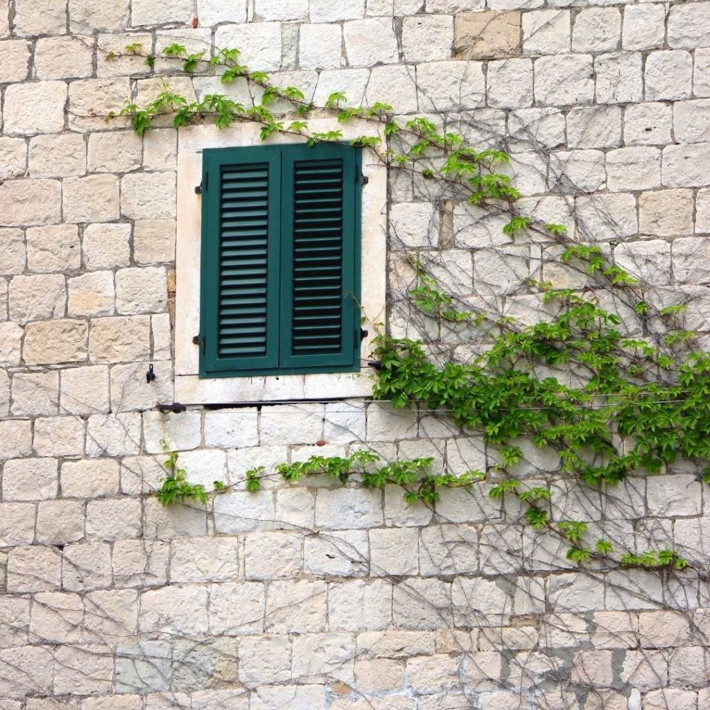 Detalle de una persiana típica de la arquitectura mediterránea